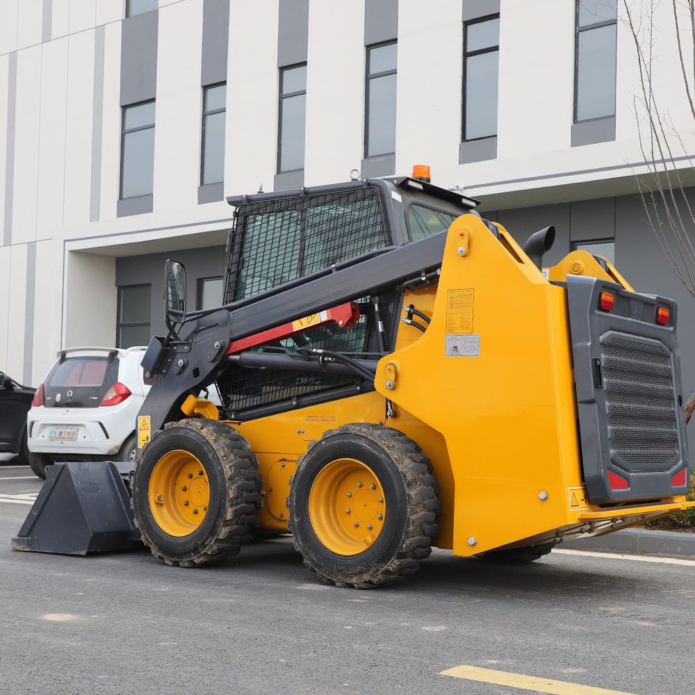 Компактный погрузчик с бортовым поворотом