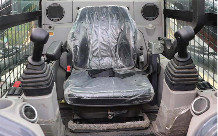 Компактный погрузчик с бортовым поворотом