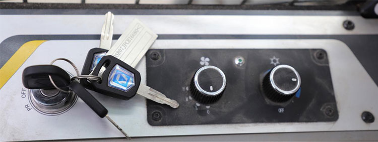 Компактный погрузчик с бортовым поворотом