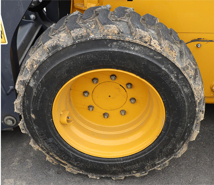 Компактный погрузчик с бортовым поворотом