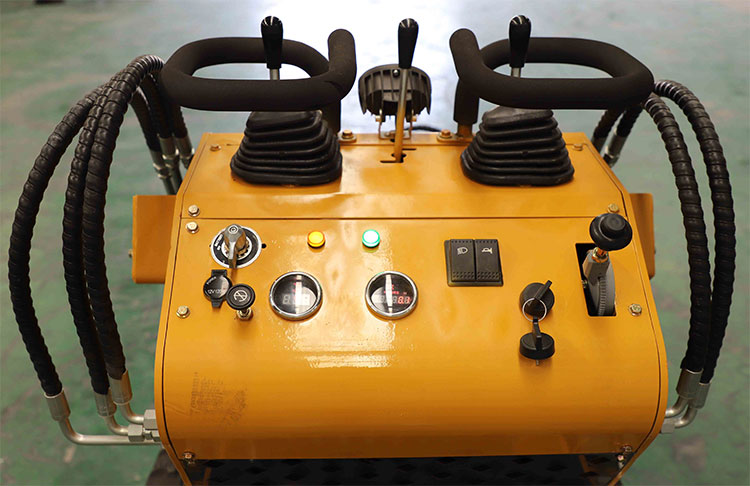 Продается мини-погрузчик с бортовым поворотом