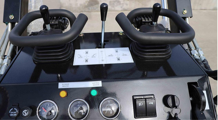 Мини-погрузчик с бортовым поворотом